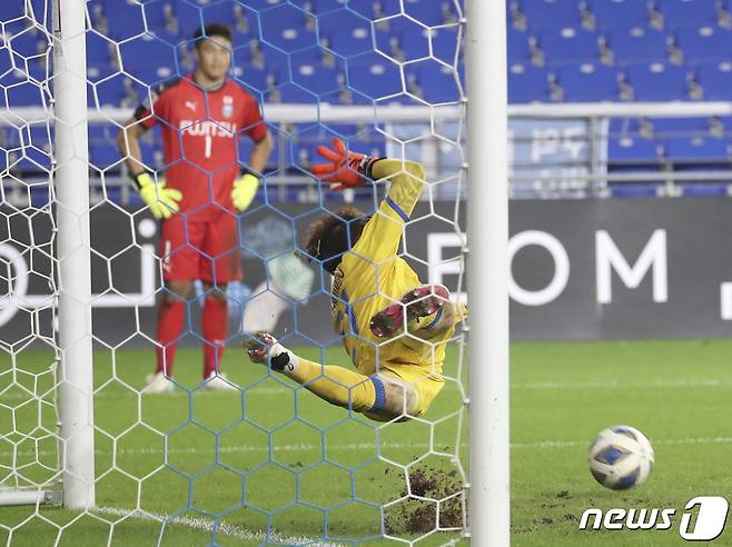 14일 오후 울산 문수축구경기장에서 열린 프로축구 아시아축구연맹 챔피언스리그(ACL) 16강 울산현대와 가와사키 프론탈레의 경기 승부차기에서 울산 조현우가 선방하고 있다. 2021.9.14/뉴스1 © News1 윤일지 기자