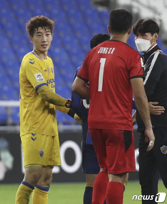 14일 오후 울산 문수축구경기장에서 열린 프로축구 아시아축구연맹 챔피언스리그(ACL) 16강 울산현대와 가와사키 프론탈레의 경기에서 승부차기 접전 끝에 울산이 가와사키에 3대 2로 승리했다. 울산 조현우가 가와사키 정성룡과 인사를 나누고 있다. 2021.9.14/뉴스1 © News1 윤일지 기자