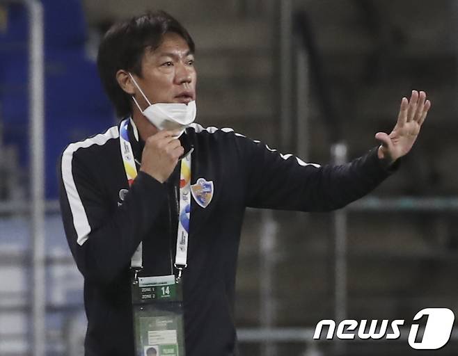 14일 오후 울산 문수축구경기장에서 열린 프로축구 아시아축구연맹 챔피언스리그(ACL) 16강 울산현대와 가와사키 프론탈레의 경기에서 울산 홍명보 감독이 선수들에게 작전을 지시하고 있다. 2021.9.14/뉴스1 © News1 윤일지 기자