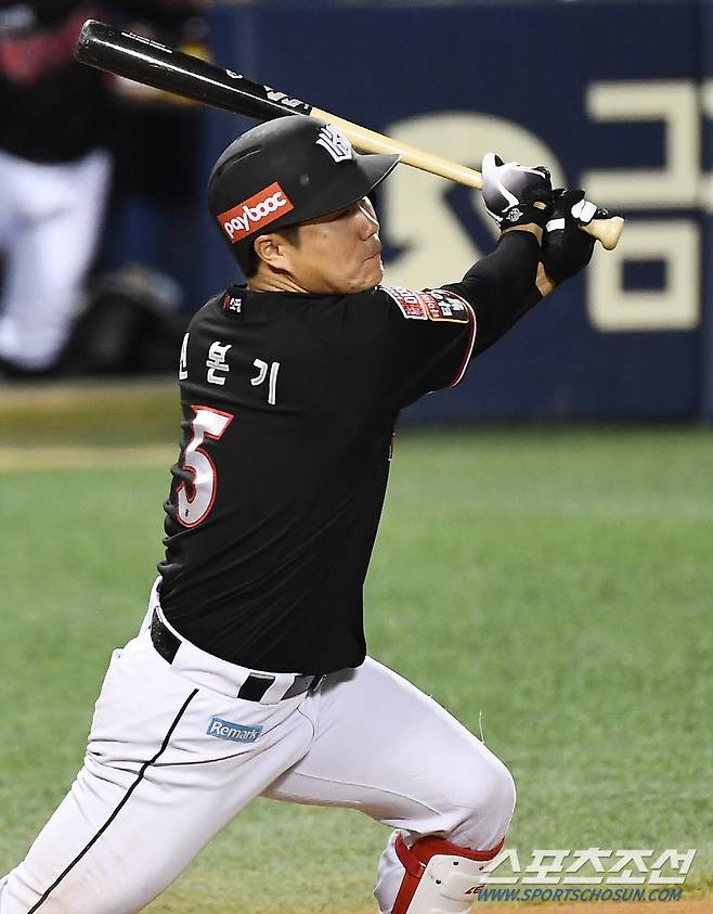 2021 KBO리그 두산 베어스와 KT 위즈의 경기가 14일 잠실구장에서 열렸다. 5회초 2사 2,3루 KT 신본기가 동점 적시타를 날리고 있다. 잠실=박재만 기자 pjm@sportschosun.com/2021.09.14/