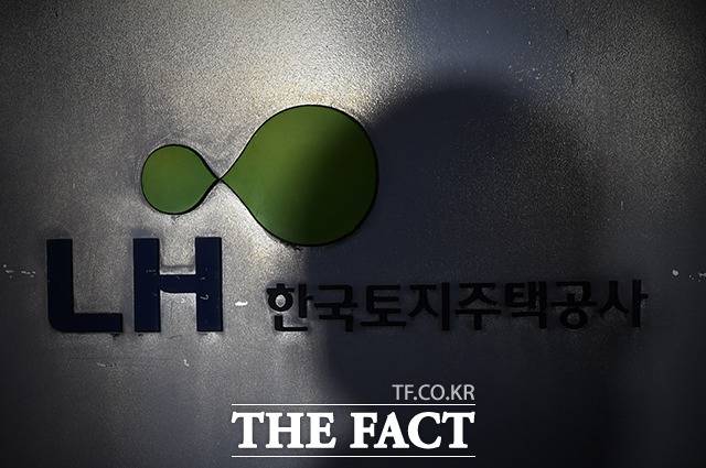 국토교통부와 인사혁신처는 개정 공직자윤리법 시행령을 국무회의에서 의결했다고 14일 밝혔다. /이동률 기자