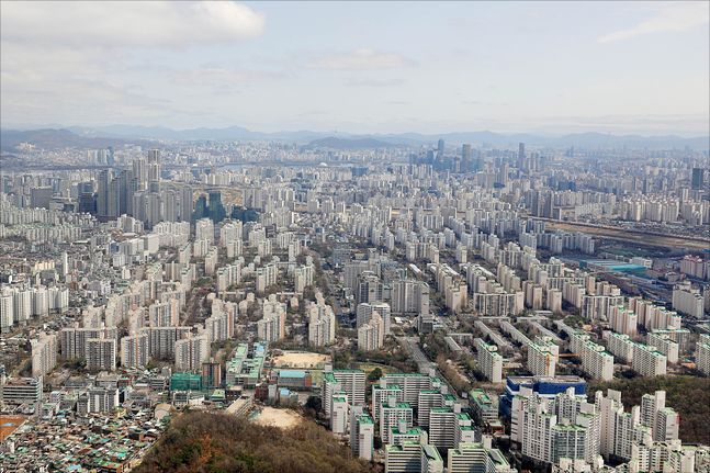 서울 곳곳에서 이른바 국민평형으로 불리는 84㎡가 대출 불가선인 '15억원'을 넘어서 거래되는 경우가 잦아지고 있다.ⓒ데일리안