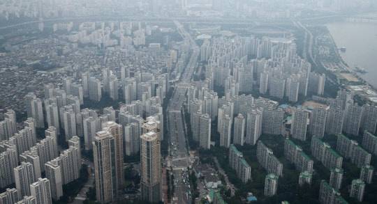 서울 송파구 롯데월드타워전망대 서울스카이에서 바라본 주변 아파트 단지의 모습. <연합뉴스>