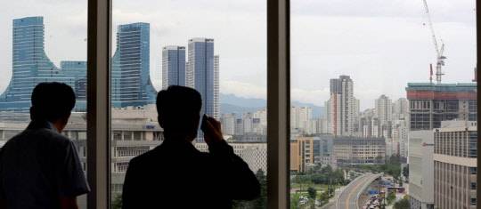 세종시 아파트 단지가 보이는 정부세종청사 옥상 공원에서 공무원들이 대화하고 있다. <연합뉴스>