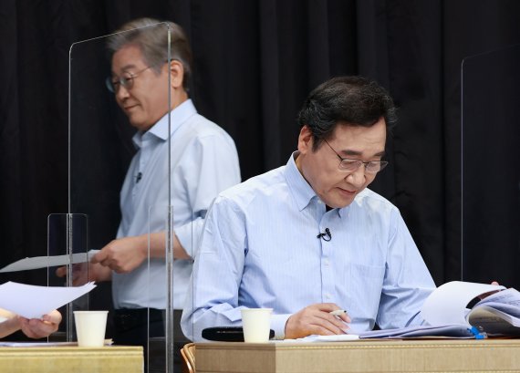 이낙연(오른쪽), 이재명(왼쪽) 더불어민주당 대선 경선 후보(사진=뉴스1)
