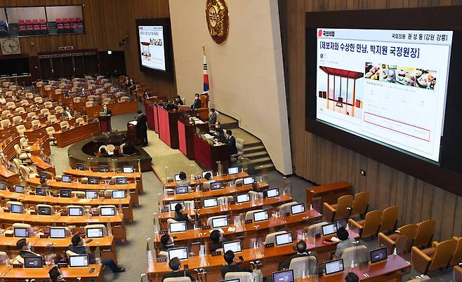 Rep. Kweon Seong-dong of the People Power Party questions Prime Minister Kim Boo-kyum about whether Cho Seong-eun — the former vice chairperson of the United Future Party’s election committee who raised allegations of criminal complaint incitements — and National Intelligence Service Director Park Jie-won met, at a plenary session of the National Assembly during an interpolation session on political issues. (pool photo)