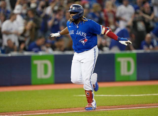 토론토 블라디미르 게레로 주니어가 14일 캐나다 온타리오주 토론토의 로저스센터에서 열린 탬파베이전에서 6회 솔로 홈런을 친 뒤 환호하며 베이스를 돌고 있다. 토론토=USA투데이스포츠 연합뉴스