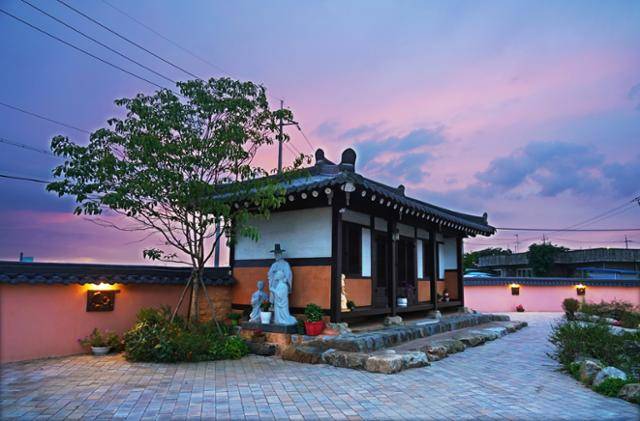 완주 이서면의 초남이성지 고해소 뒤편으로 붉은 노을이 번지고 있다.