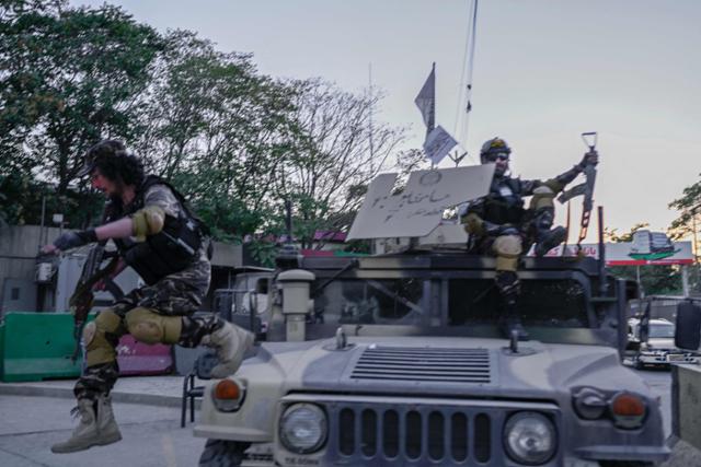 13일 아프가니스탄 수도 카불에서 이슬람 무장조직 탈레반 대원들이 군용 차량에 탑승한 채 거리를 순찰하고 있다. 카불=AFP 연합뉴스