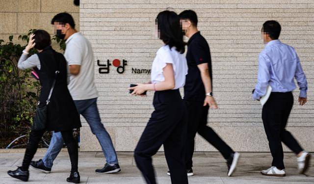 남양유업 임시주주총회가 열린 14일 오전 서울 강남구 남양유업 본사에서 주총을 마친 주주들이 밖으로 나가고 있다. 연합뉴스