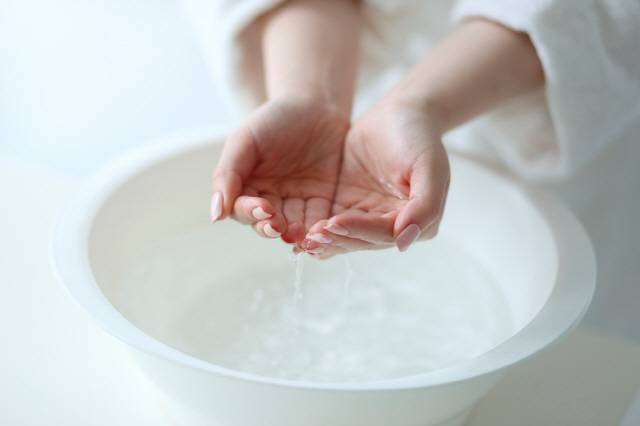 따뜻한 물로 세안한 후 아주 찬 물로 얼굴을 헹구면 피부 탄력성이 떨어질 수 있다./사진=클립아트코리아