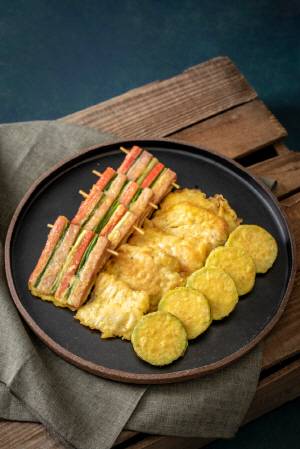 추석에 흔히 먹는 전이나 튀김, 잡채와 같은 명절 음식은 대부분 기름에 볶거나 튀겨서 조리하기 때문에 열량이 높다. 과식하면 소화장애가 생기기 쉽다./클립아트코리아 제공