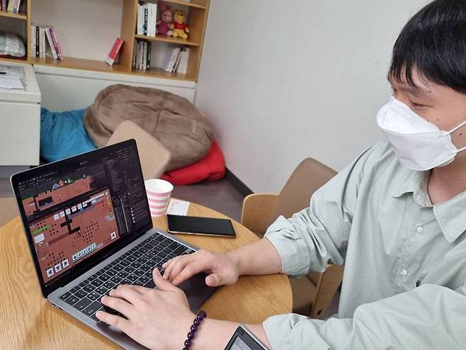 개발 중인 게임의 콘셉트를 설명하는 플랫월드 장기영 대표