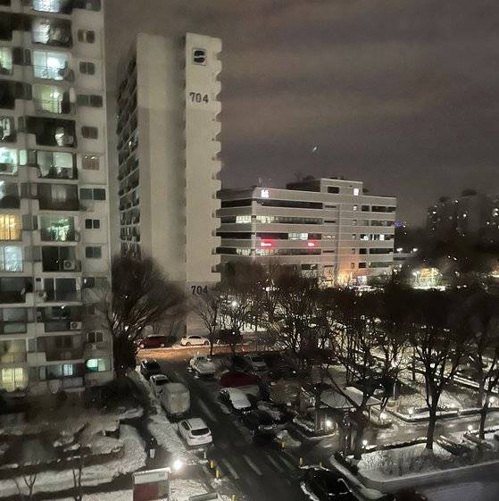 코로나19로 인한 언택트시대에 ‘프롭테크’가 부동산의 새로운 대안으로 떠오르고 있다. 지난해 부동산 관련 앱 사용자가 500만명을 넘겼다는 소식도 들려온다. 한 빅테이터 플랫폼 기업은 지난해 기준 ‘호갱노노’가 사용자 수가 가장 많은 앱이란 조사 결과를 내놨다. 사진은 호갱노노를 활용해 구한 집에서 바라본 전경. [사진 공혜정]