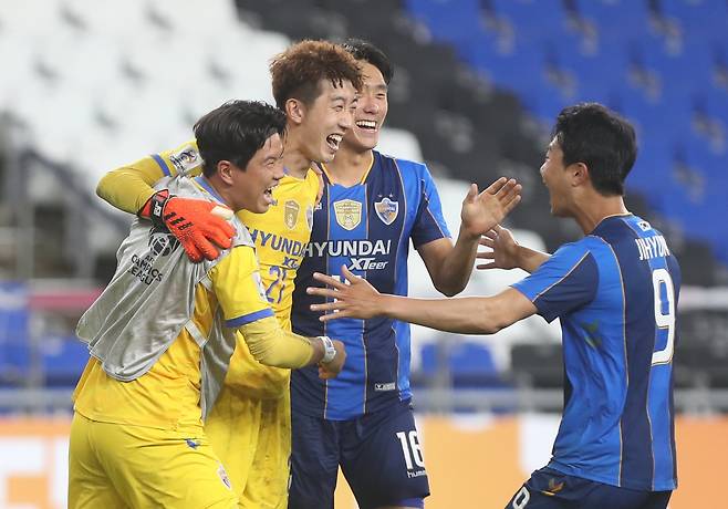 아시아 챔피언스리그 16강에서 승부차기 승리를 이끈 울산 골키퍼 조현우(왼쪽 둘째). [연합뉴스]
