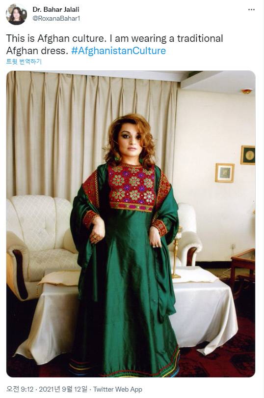 화려한 아프가니스탄 전통 의상을 입은 아프간 사학자 바하르 잘랄리 박사. 바하르 잘랄리 트위터 계정(@RoxanaBahar1) 캡쳐