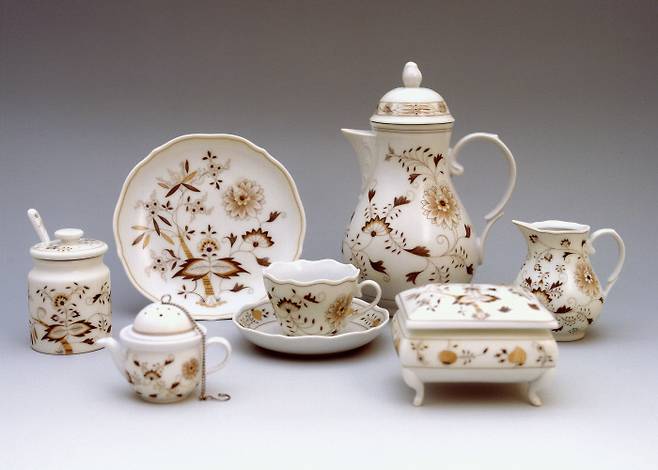 이세경, 도자세트 위의 머리카락, 2005, 작가 머리카락을 흰색 도자세트 위에 접착, 코팅.  작가 제공