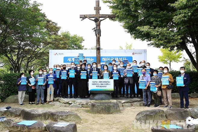 14일 해미국제성지 노천성당에서 맹정호 서산시장 및 시, 도의원, 천주교 관계자, 지역대표 등이 ‘해미국제성지 세계명소화 계획에 화답하고 기념촬영을 하고 있다.