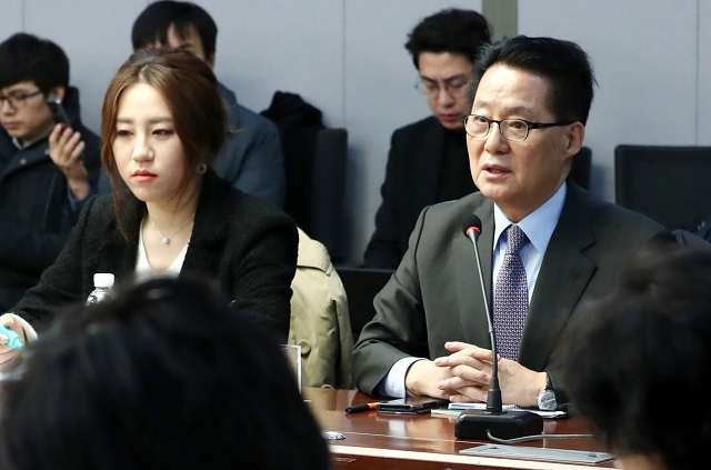 지난 2018년 1월 12일 서울 여의도 국회 의원회관 제2세미나실에서 열린 국민의당지키기운동본부 전체회의에 참석한 당시 박지원(오른쪽) 의원과 조성은 비상대책위원의 모습. 뉴시스