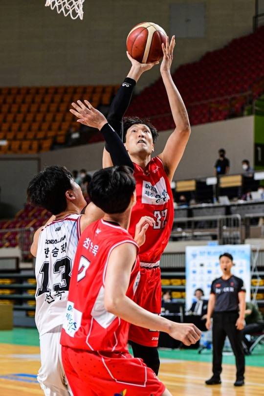 골밑 슛을 시도하는 오리온 이종현 [KBL 제공]