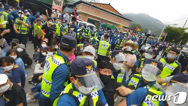 (성주=뉴스1) = 국방부와 미군이 13일 오전 경북 성주군 소성리 사드(THAAD·고고도미사일방어체계) 기지에 군(軍) 장비와 공사 자재, 물자 등을 추가로 반입하는 과정에서 경찰과 이를 저지하는 집회 참석자들이 충돌하고 있다. (사드철회소성리종합상황실 제공)2021.7.13/뉴스1