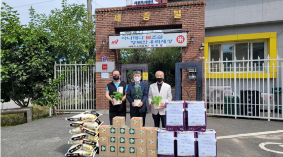 류광수 한국수목원정원관리원 이사장(사진 가운데)은 14일 중증장애인거주시설인 세종빌을 방문해 쌀과 생필품을 전달했다./사진제공=한국수목원정원관리원