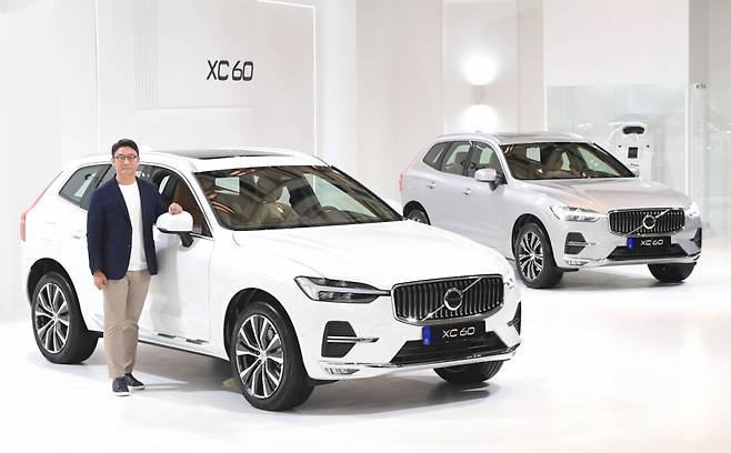 14일 오전 10시 온라인 기자간담회에서 이윤모 볼보자동차코리아 대표이사가 신형 XC60을 공개하고 있다/사진제공=볼보자동차코리아