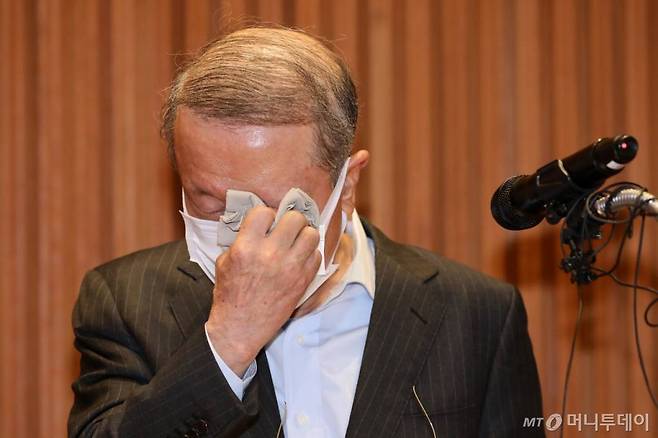 홍원식 남양유업 회장이 지난 5월4일 오전 서울 강남구 남양유업 본사에서 '불가리스 사태'와 관련 대국민 사과 기자회견을 하고 있다.  남양유업은 지난달 '코로나 시대 항바이러스 식품 개발' 심포지엄에서 불가리스 제품이 코로나19를 77.8% 저감하는 효과를 확인했다고 발표했다. 그러나 해당 연구 결과는 동물의 '세포단계' 실험 결과를 과장해 발표한 것으로 알려져 논란을 빚었다. 이에 홍원식 남양유업 회장은 이날 대국민 사과 기자회견을 통해 사임 의사를 밝혔다. /사진=김휘선 기자 hwijpg@