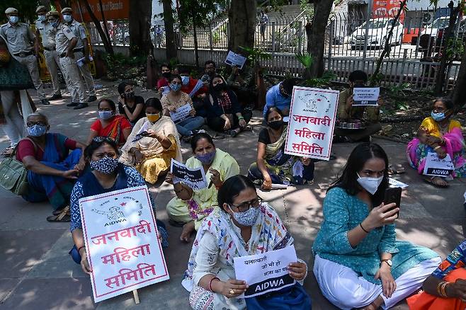 지난달 4일(현지시간) 인도 여성 인권 운동가들이 9세 소년 성폭행 및 살해 사건을 규탄하기 위해 시위를 벌이고 있다./사진=AFP