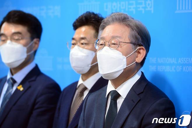 (서울=뉴스1) 오대일 기자 = 더불어민주당 이재명 대선 경선 후보가14일 국회 소통관에서 대장동 개발 관련 특혜 의혹을 반박하는 기자회견을 마친 후 취재진과 대화하고 있다. 이 후보는 이 자리에서