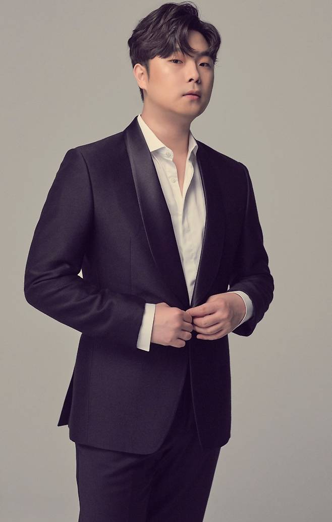 소리꾼 고영열로, ‘팬텀싱어3’ 이후엔 라비던스로, 다양한 협업으로 그 어느 때보다 바쁜 날들을 보내고 있는 고영열은 요즘 새 앨범 준비에 한창이다. ‘초월’을 타이틀로 잡아 선보이는 정규 2집 앨범엔 다양한 장르를 넘나든 그의 자작곡으로 채웠다. ‘고영열 장르’라고 해도 될 만한 앨범으로, 그는 “오롯이 주제에 맞는 색깔을 만드는 데에 집중”했다고 말했다. [헬로아티스트 제공]