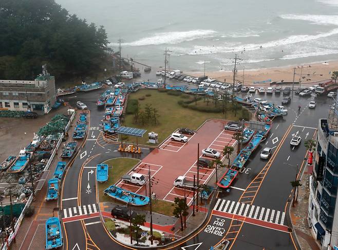 가을태풍 찬투가 북상하고 있는 14일 오후 부산 송정해수욕장 인근 도로에 어선들이 대피해 있다. [연합]