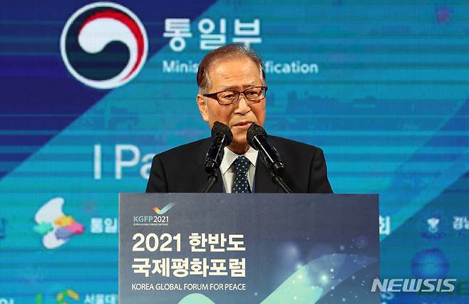 [서울=뉴시스] 이영환 기자 = 정세현 민주평화통일자문회의 수석부의장이 31일 오전 서울 영등포구 전경련회관에서 열린 2021 한반도국제평화포럼에 참석해 남북 기본합의서 30주년 평가 및 남북관계 비전을 주제로 기조연설을 하고 있다. 2021.08.31. 20hwan@newsis.com