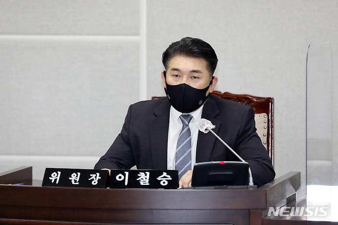 [수원=뉴시스]14일 경기 수원시의회 윤리특별위원회에서 위원장으로 선임된 이철승 수원시의원.(수원시의회 제공)