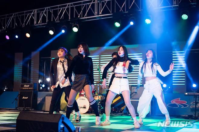 동아리 축제 현장.