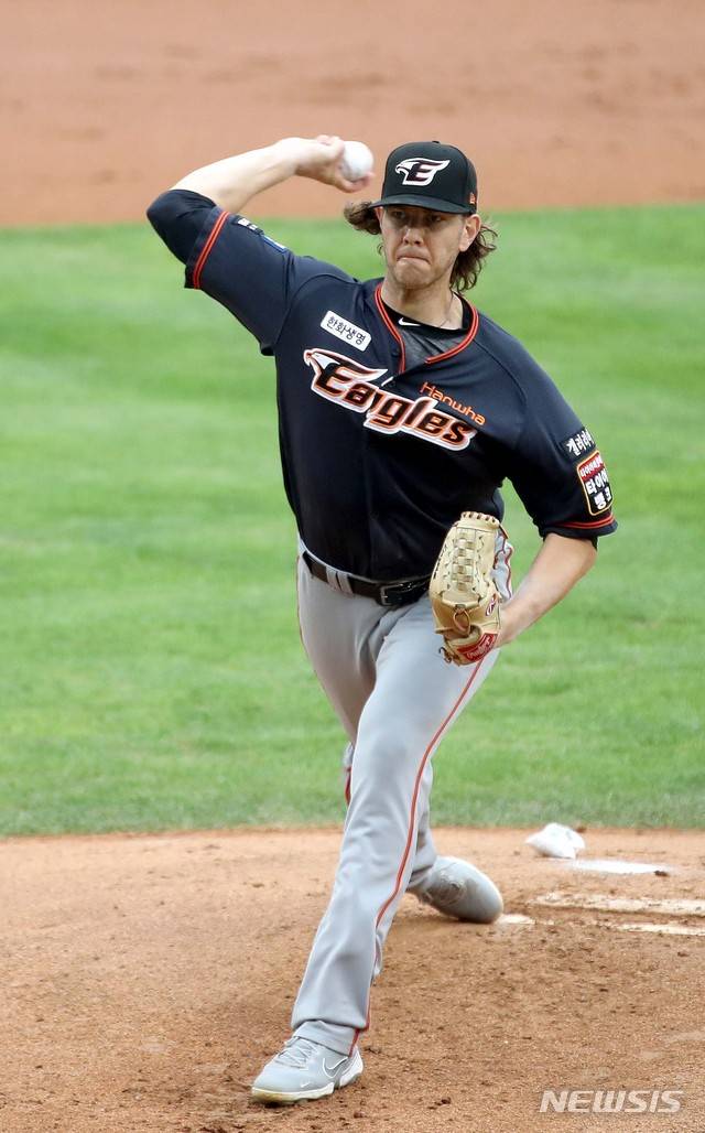 [서울=뉴시스] 김선웅 기자 = 22일 서울 송파구 잠실야구장에서 열린 2021 프로야구 한화 이글스와 두산 베어스의 경기, 1회말 한화 선발투수 킹험이 역투하고 있다. 2021.08.22. mangusta@newsis.com