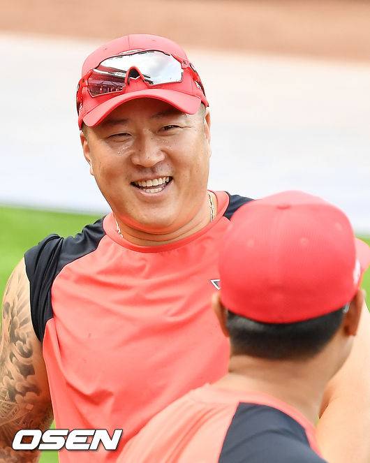 [OSEN=광주, 민경훈 기자]이 날 1군에 복귀한 KIA 최형우가 그라운드 위에서 몸을 풀며 미소짓고 있다. 2021.06.30 / rumi@osen.co.kr