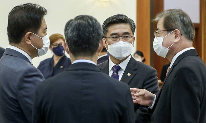 13일 청와대 본관 접견실에서 서훈 국가안보실장(오른쪽)이 서욱 국방부 장관(오른쪽 두 번째), 서주석 국가안보실 1차장(왼쪽) 등과 대화하고 있다. 청와대사진기자단