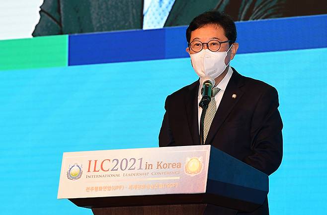 14일 서울 송파구 롯데호텔월드에서 열린 ILC 2021 in korea 국제지도자 컨퍼런스에서 더불어민주당 김한정 의원이 주제강연을 하고 있다. 이재문 기자