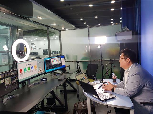 지난 10일 ‘강동 스마트 캠퍼스’ 5회차 수업에서 교육 전문가인 서울대 엄문영 교수가 온라인 강연을 하고 있는 모습.강동구 제공