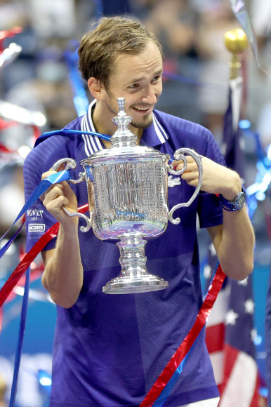 승자의 환희의 미소 - 13일(한국시간) 미국 뉴욕 빌리진 킹 내셔널 테니스센터에서 열린 US오픈 테니스 남자 단식 결승전에서 생애 첫 메이저 대회 정상에 오른 메드베데프가 우승 트로피를 들고 웃고 있는 모습.뉴욕 게티/AFP 연합뉴스