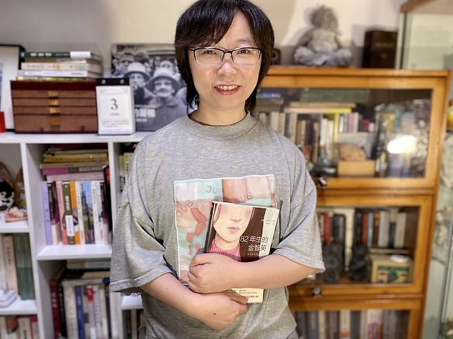 중국에 한국문학을 알리는 최전선에 있는 ‘모톄’문화그룹의 편집자 런페이가 조남주 작가의 ‘82년생 김지영’ 중국어판을 들고 있다. 모톄 문화그룹 제공
