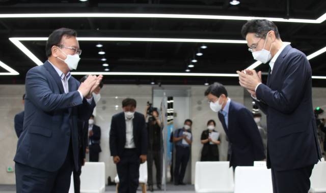 김부겸(왼쪽) 국무총리가 14일 서울 강남구 삼성멀티캠퍼스 내 교육장을 방문해 이재용 삼성전자 부회장과 인사를 하며 박수 치고 있다./연합뉴스