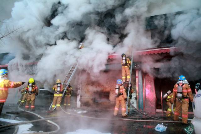 서울시 소방재난본부 대원들이 화재를 진압하고 있다. /사진 제공=서울시