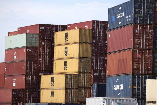 지난 9일(현지 시간) 미국 캘리포니아주 오클랜드항에 컨테이너가 가득 쌓여 있다./AFP연합뉴스