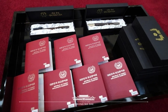 그룹 방탄소년단(BTS)이 받은 외교관 여권