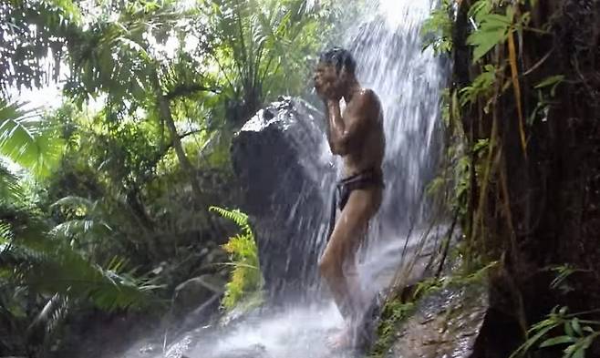 현실판 '타잔'의 샤워 호반랑이 베트남 정글의 폭포에서 샤워하는 모습. 아마존 판매 서적 '호반랑' 소개 영상 캡처. 재판매 및 DB 금지.