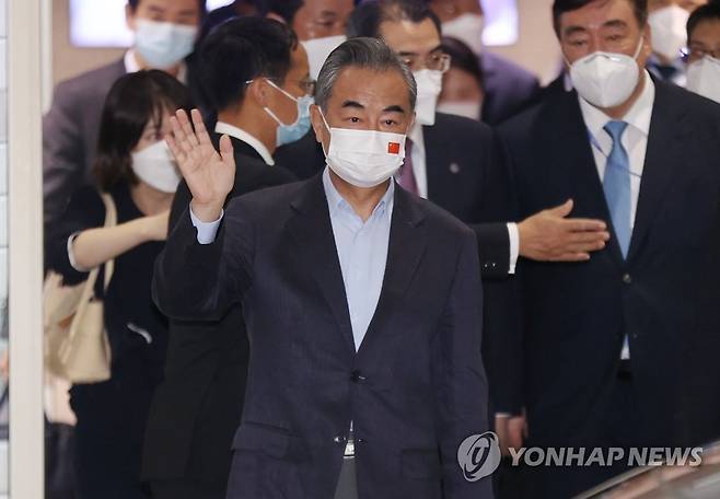 인사하는 왕이 중국 외교부장 (영종도=연합뉴스) 김인철 기자 = 왕이 중국 외교담당 국무위원 겸 외교부장이 14일 오후 인천국제공항 제2여객터미널로 입국하며 인사하고 있다.
    왕이 부장은 15일 정의용 외교부 장관과 만나 교착 상태에 있는 북미 비핵화 대화 재개 방안을 포함한 한반도 평화프로세스 재가동 문제 등을 논의할 것으로 보인다. 2021.9.14 yatoya@yna.co.kr