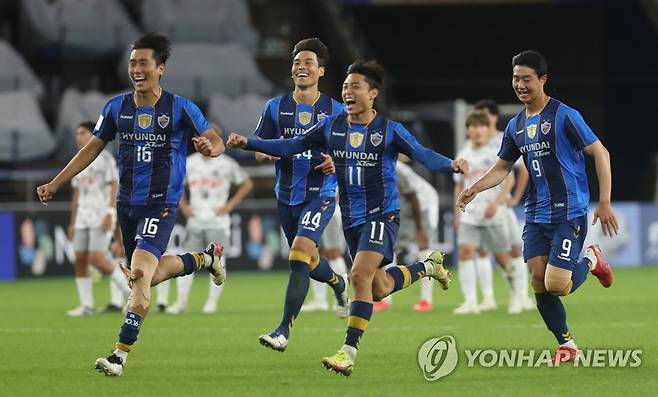 울산, 승부차기 끝에 승리 (울산=연합뉴스) 김용태 기자 = 14일 울산 문수축구경기장에서 열린 2021 아시아축구연맹(AFC) 챔피언스리그(ACL) 16강 울산 현대와 가와사키 프론탈레의 경기에서 승부차기로 승리한 울산 선수들이 환호하고 있다. 2021.9.14 yongtae@yna.co.kr