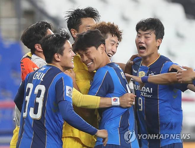 승리 환호 (울산=연합뉴스) 김용태 기자 = 14일 울산 문수축구경기장에서 열린 2021 아시아축구연맹(AFC) 챔피언스리그(ACL) 16강 울산 현대와 가와사키 프론탈레의 경기에서 승부차기로 승리한 울산 선수들이 골키퍼 조현우를 끌어안고 기뻐하고 있다. 2021.9.14 yongtae@yna.co.kr